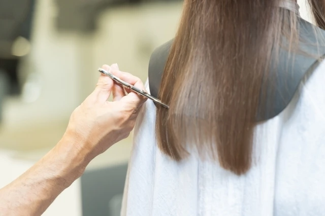 魅力あふれるセミロングヘアを楽しむ新たなスタイルを提案