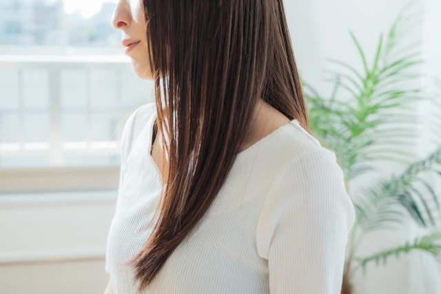 クセ毛を解消するストレートパーマと縮毛矯正の違い